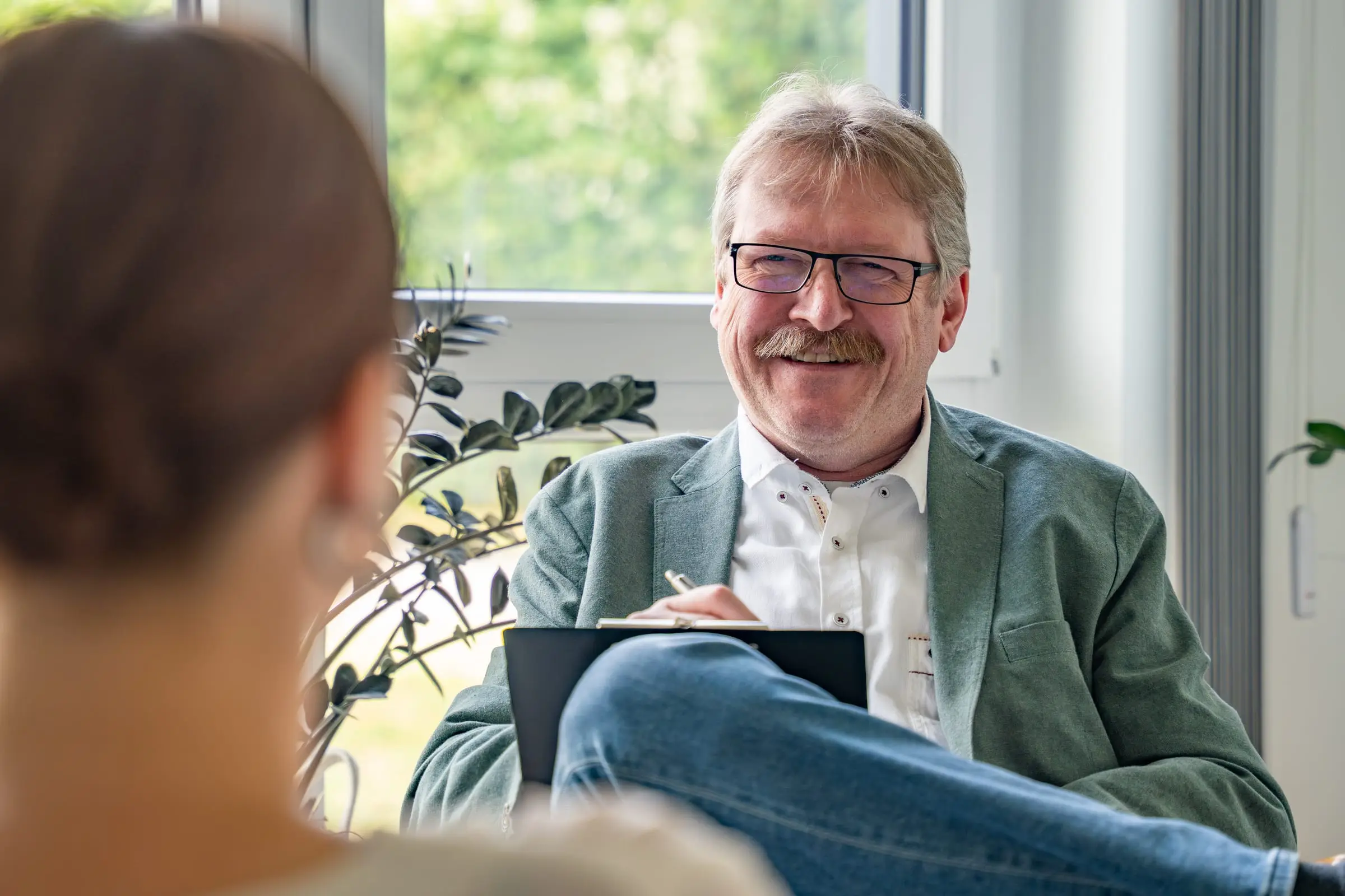 Systemischer Therapeut im Erstgespräch mit einer Ratsuchenden