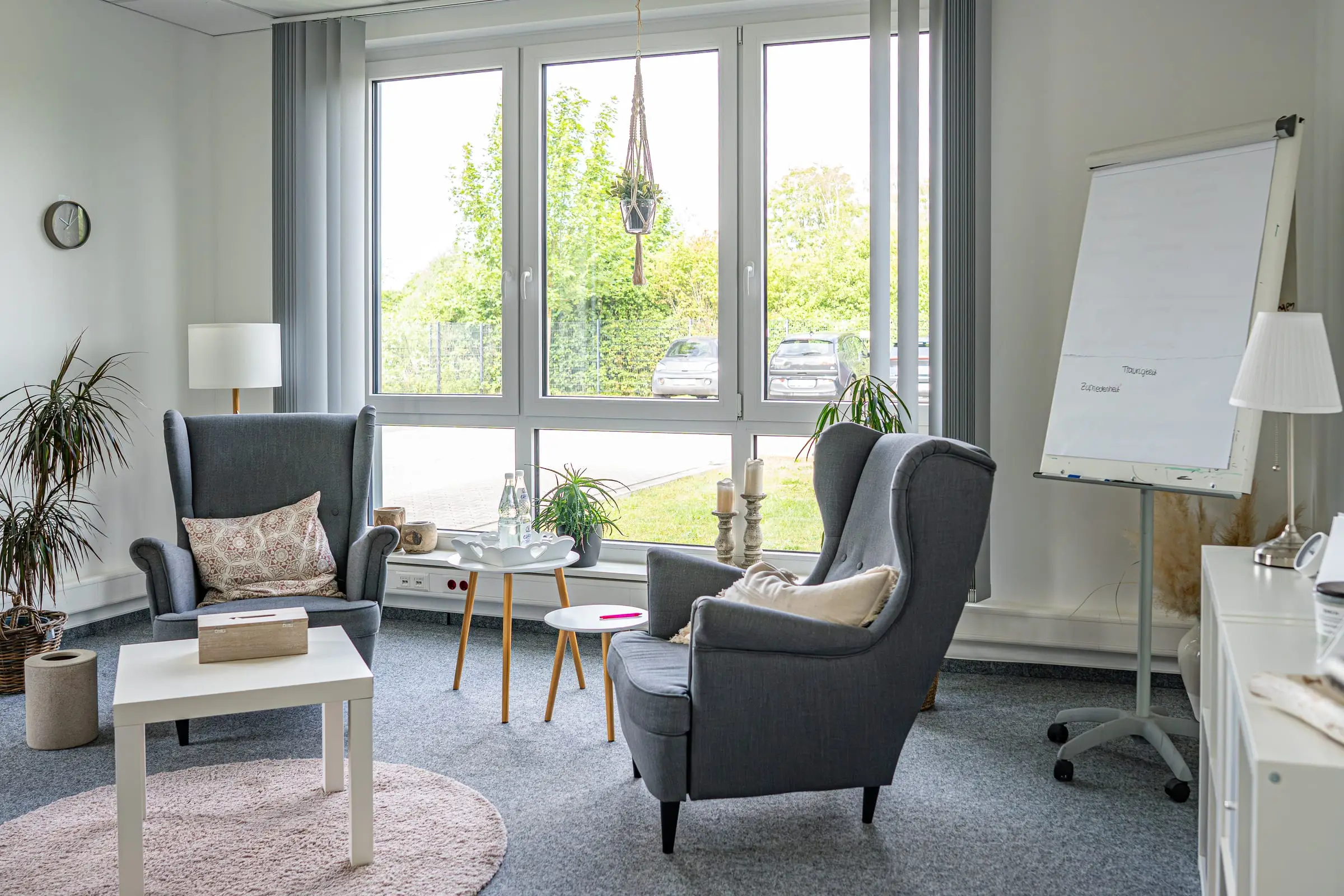 Beratungsraum von JUNA in Herten mit zwei Sesseln und Flipchart