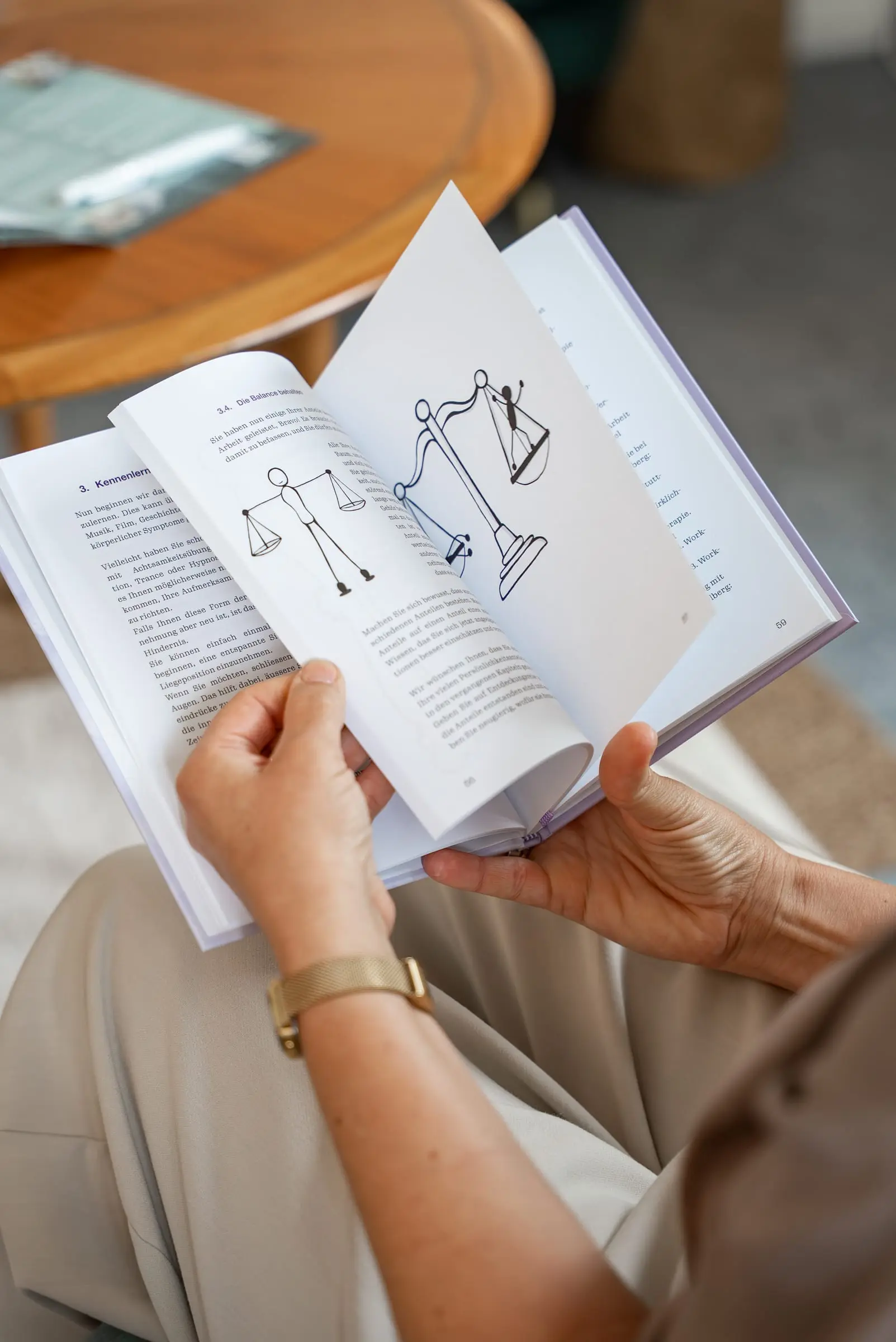 Aufgeschlagenes Fachbuch in der Praxis JUNA