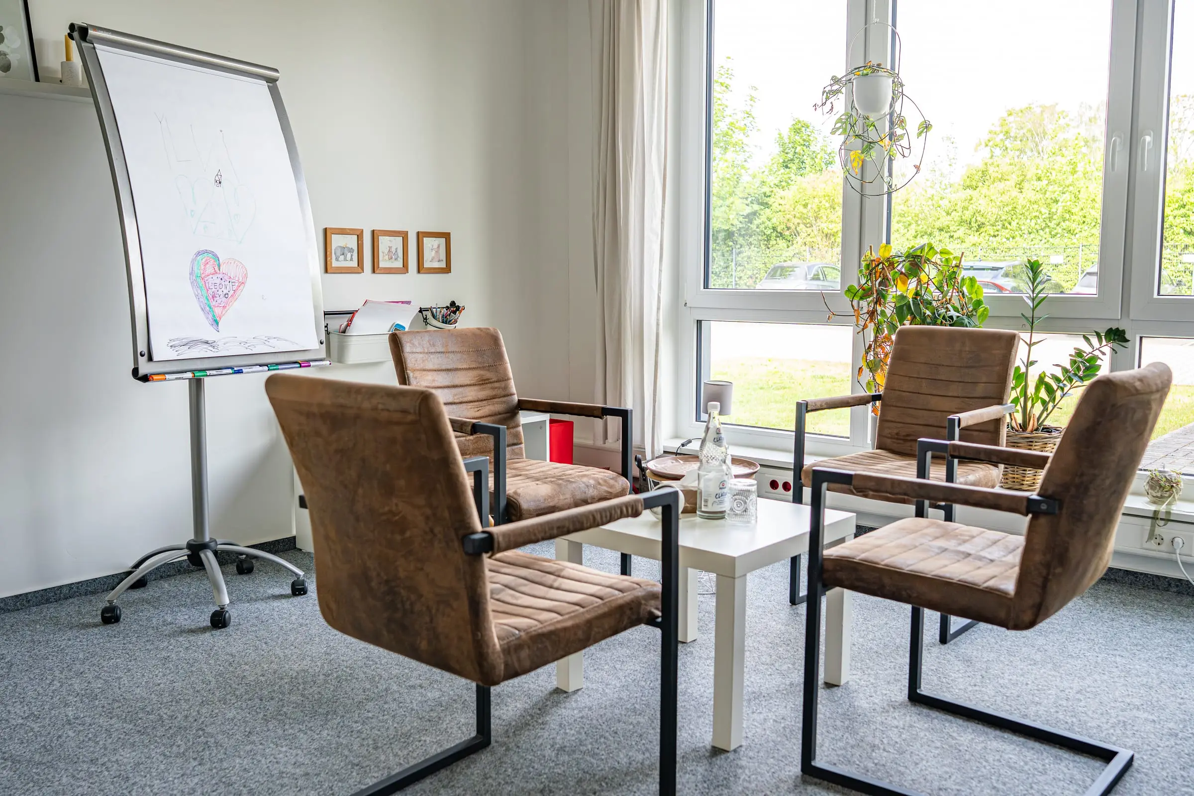 Sitzgruppe mit Flipchart in der Praxis JUNA