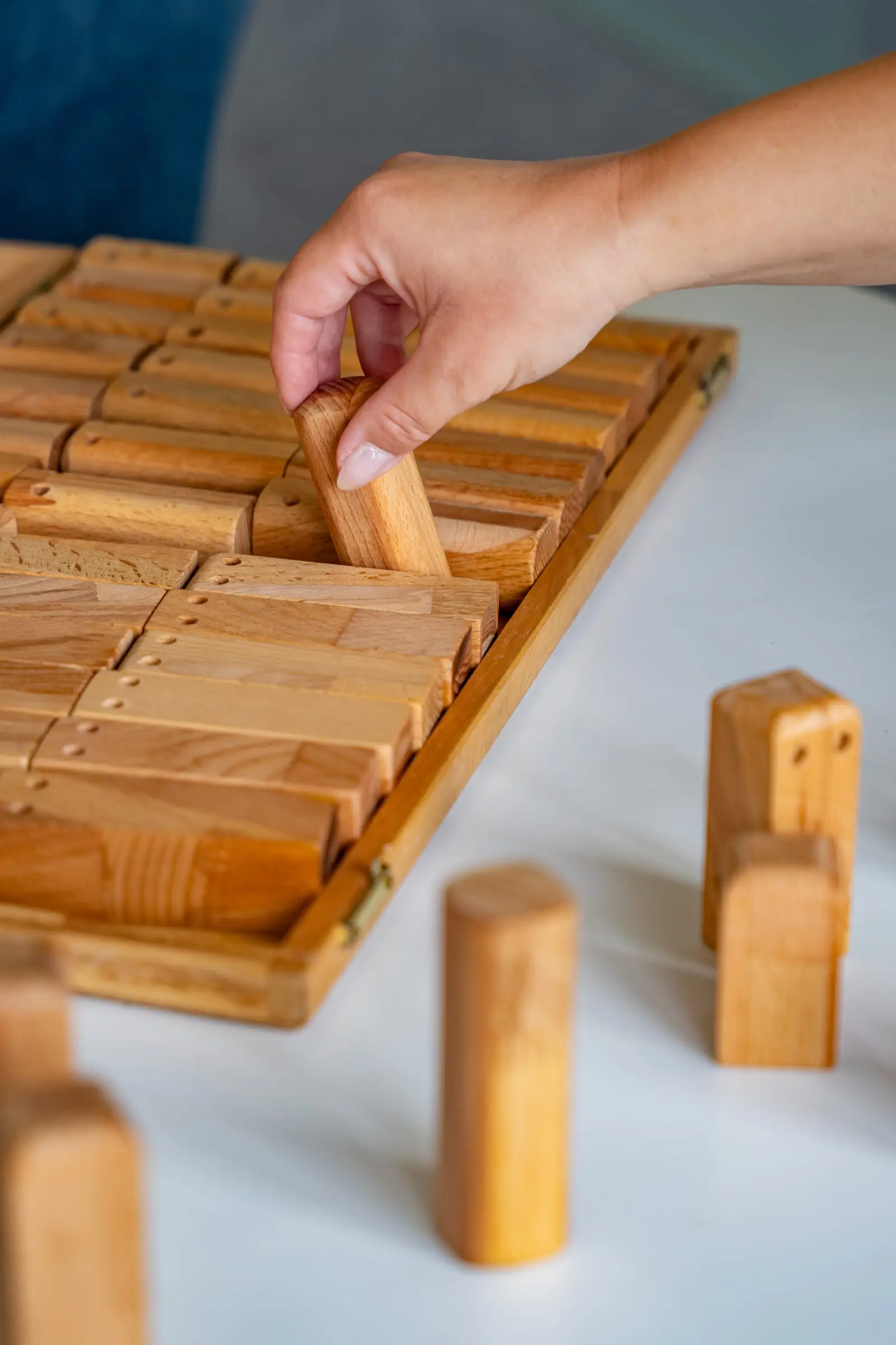 Holzfiguren auf einem Systembrett – Aufstellungsarbeit in der systemischen Beratung